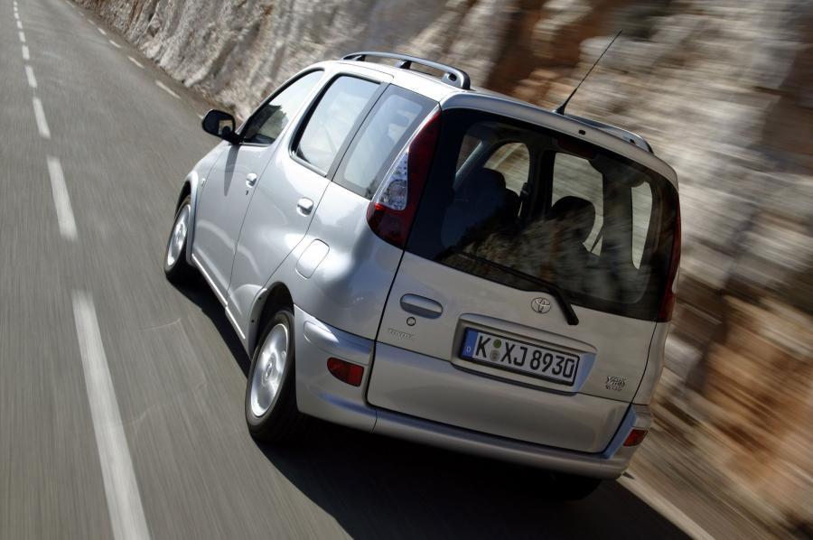  Toyota Yaris Verso 2003 года  (фото 35 из 43)
